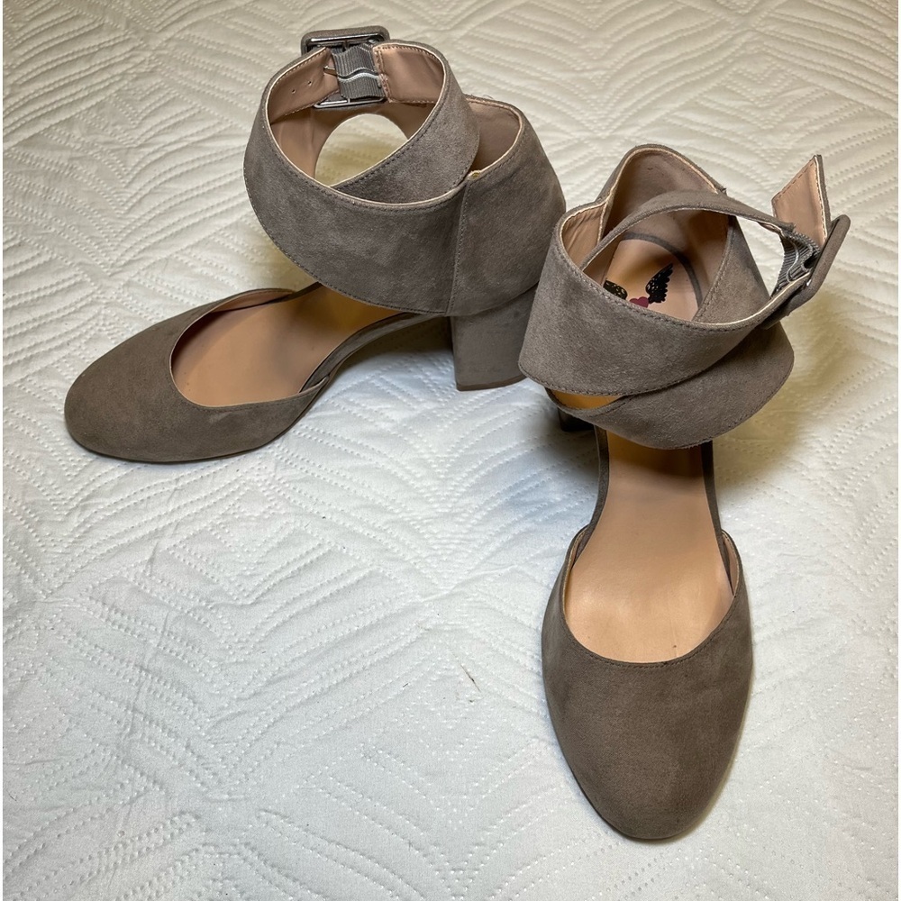 Penny Loves Kenny Women’s Tan Suede Ankle Wrap Heel Shoes. Size 10